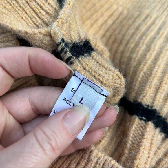 Universal Studios Hufflepuff Quidditch Adult Sweater Harry Potter - Picture 6 of 6